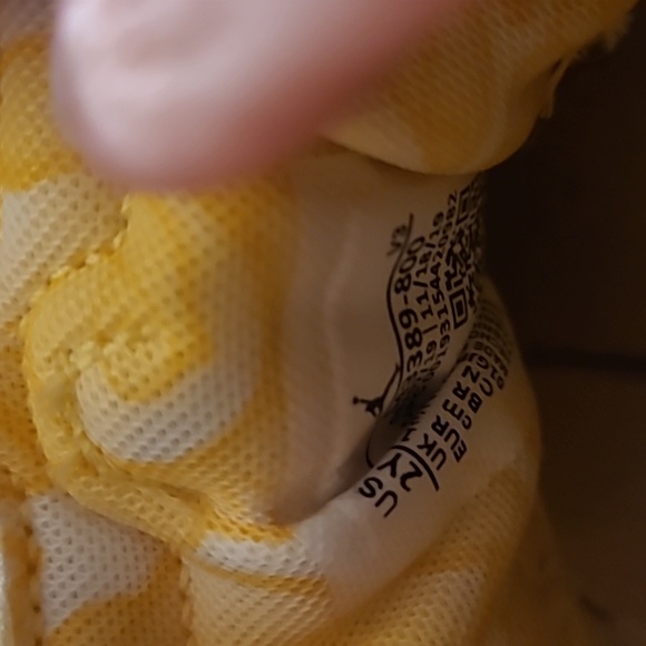 Dynamic yellow 💛 Jordan's 6 kids size 2Y Retro - Picture 5 of 6